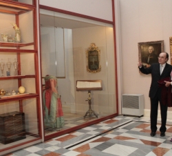 Su Alteza Real la Infanta Doña Elena junto al comisario de la exposición, Francisco Calvo Serraller, durante su recorrido por la muestra